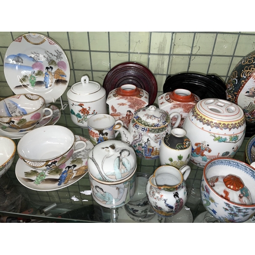 316 - SHELF OF 20TH CENTURY ORIENTAL CERAMICS INCLUDING TEA CADDYS, TEA POTS, TEMPLE JAR AND COVER, VARIOU... 