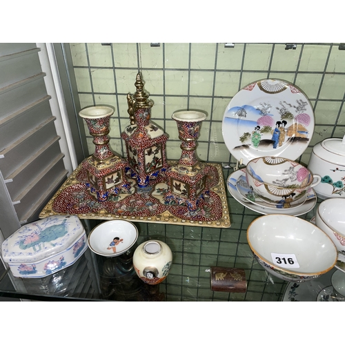 316 - SHELF OF 20TH CENTURY ORIENTAL CERAMICS INCLUDING TEA CADDYS, TEA POTS, TEMPLE JAR AND COVER, VARIOU... 