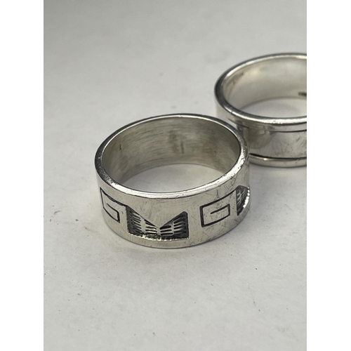 419 - 925 PUEBLO BAND SIZE V/W, AND A 925 SILVER BAND WITH SPINNING CENTRE BAND SIZE X