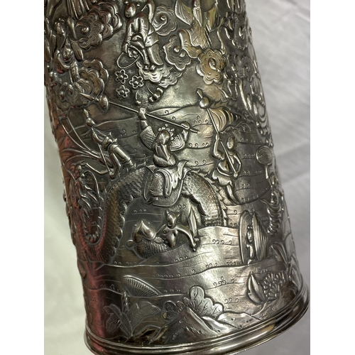 421 - CHINESE EXPORT WHITE METAL TANKARD DECORATED WITH WARRIORS FIGHTING SEA CREATURES WITH AN ORNATE DRA... 