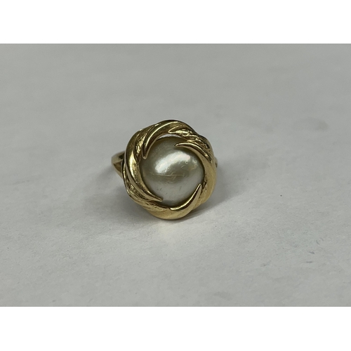 440 - 14K YELLOW GOLD SWIRL PEARL RING SIZE N/O 4G APPROX