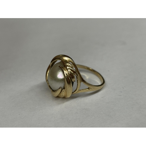 440 - 14K YELLOW GOLD SWIRL PEARL RING SIZE N/O 4G APPROX