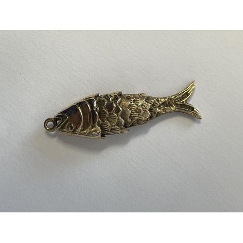 455 - 9CT GOLD ARTICULATED FISH PENDANT 5G APPROX