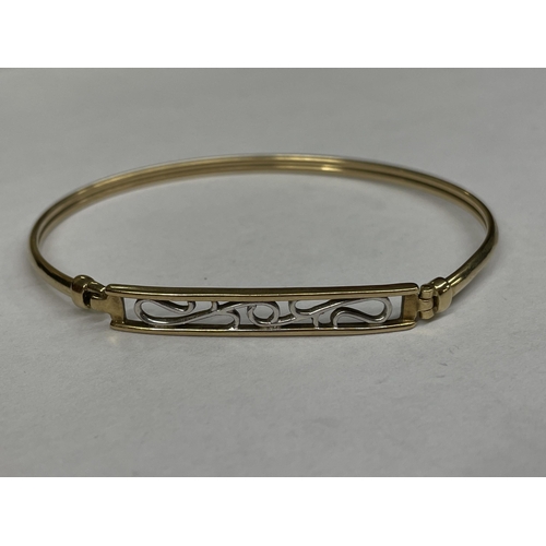 460 - 9CT GOLD YELLOW AND WHITE BANGLE 5G APPROX