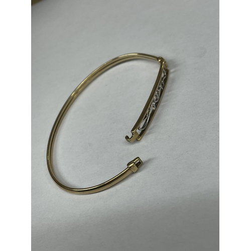 460 - 9CT GOLD YELLOW AND WHITE BANGLE 5G APPROX