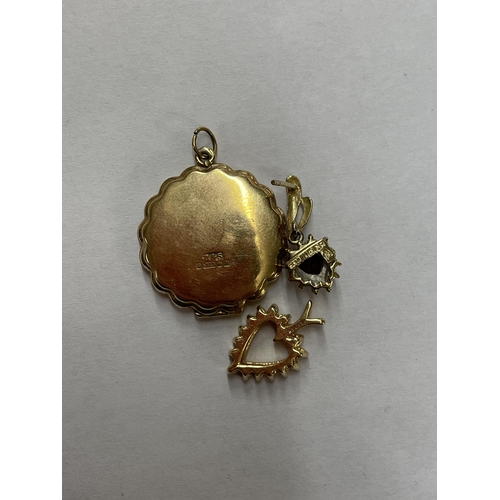 469 - 9CT GOLD ENGRAVED LOCKET 3G APPROX