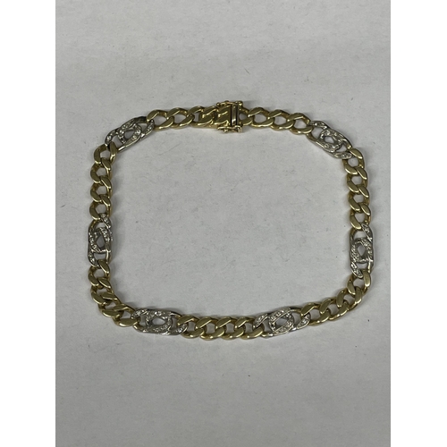 472 - STAMPED 750 FLAT CURB LINK BRACELET 23G APPROX