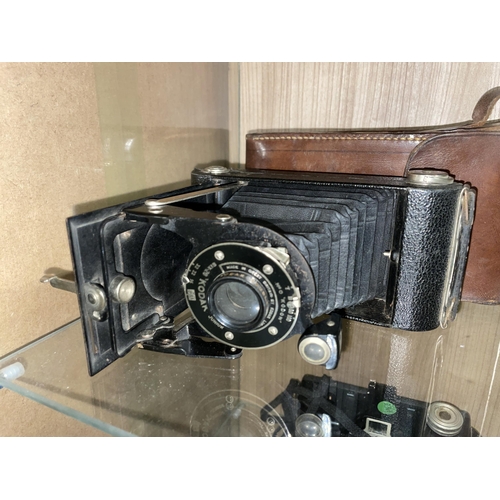 547 - THREE KODAK FOLDING BELLOWS CAMERAS JUNIOR 620 WITH CASE, 6-20 JUNIOR WITH TWINDAR LENS, AND 6-20 JU... 