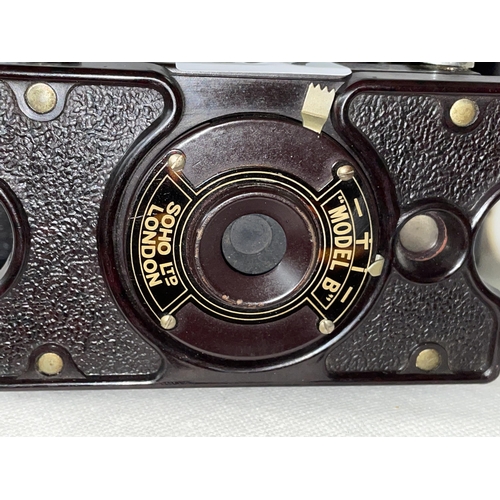 557 - SOHO LONDON MODEL B BROWN BAKELITE CAMERA WITH FOLDING BELLOWS CIRCA 1930S