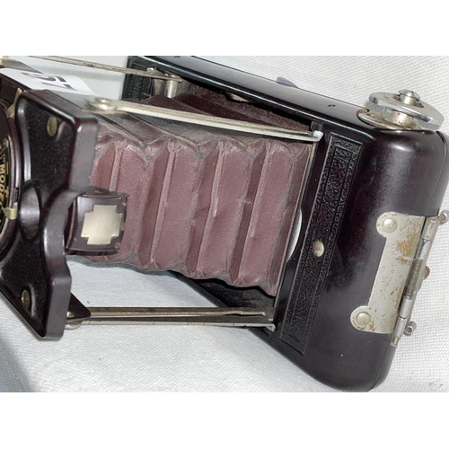 557 - SOHO LONDON MODEL B BROWN BAKELITE CAMERA WITH FOLDING BELLOWS CIRCA 1930S