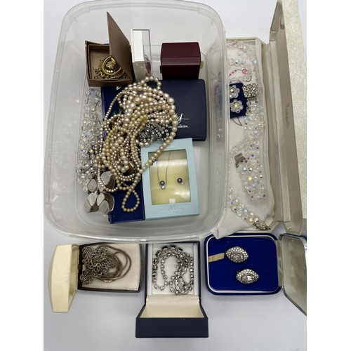 843 - BOX OF MIXED COSTUME JEWELLERY, DIAMONTE CHOKER AND BRACELET, SIMULATED PEARL NECKLACES, GLASS NECKL... 