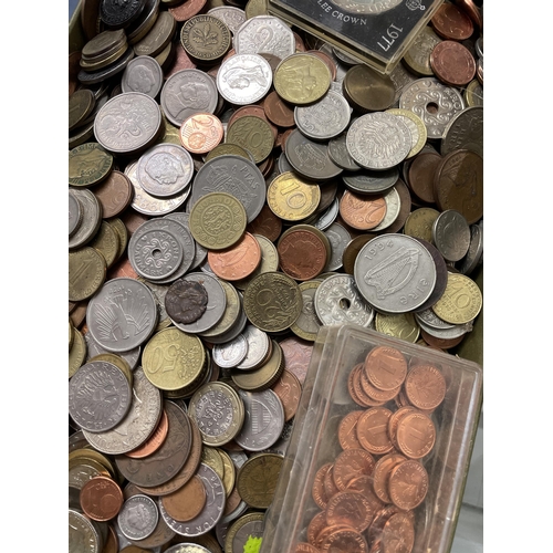 494 - TRAY OF MISCELLANEOUS GB PRE DECIMAL AND WORLD COINS, 10 SHILLING AND 10 POUND NOTES, ETC