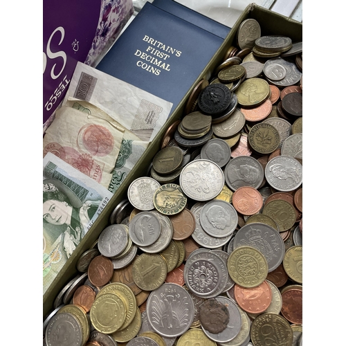 494 - TRAY OF MISCELLANEOUS GB PRE DECIMAL AND WORLD COINS, 10 SHILLING AND 10 POUND NOTES, ETC