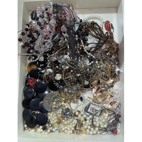 501 - TRAY OF VARIOUS COSTUME JEWELLERY, GLASS BEADS, LAPEL BADGES, BROOCHES, EARRINGS,  ETC