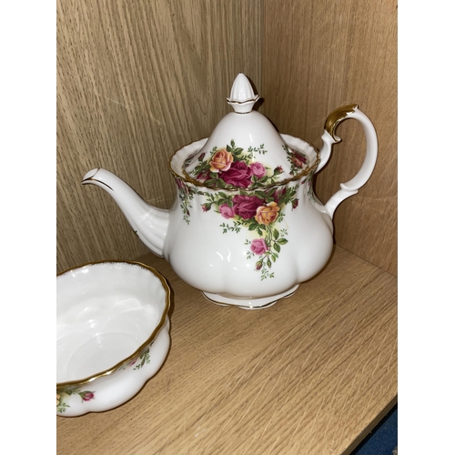 517 - ROYAL ALBERT OLD COUNTRY ROSES TEA SET INCLUDING TEAPOT, CUPS AND SAUCERS, AND BOWLS