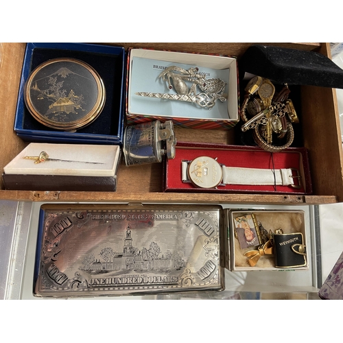 496 - POWDER COMPACT, BAG PIPE SCOTTISH BROOCH, CIGARETTE CASE IN FORM OF 100 DOLLAR BILL AND MATCHING LIG... 