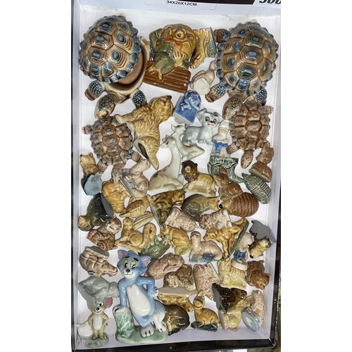 500 - TRAY OF WADE WHIMSIES INCLUDING TURTLES AND TOM AND JERRY, HUMPTY DUMPTY, ETC