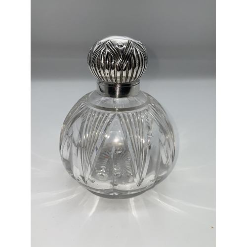 507 - BIRMINGHAM SILVER MOUNTED POMMEL TOP SCENT BOTTLE