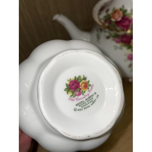 517 - ROYAL ALBERT OLD COUNTRY ROSES TEA SET INCLUDING TEAPOT, CUPS AND SAUCERS, AND BOWLS