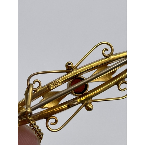 537 - 9CT GOLD LOZENGE BAR BROOCH SET WITH GARNET AND SEED PEARLS WITH SAFETY CHAIN 3.4G APPROX