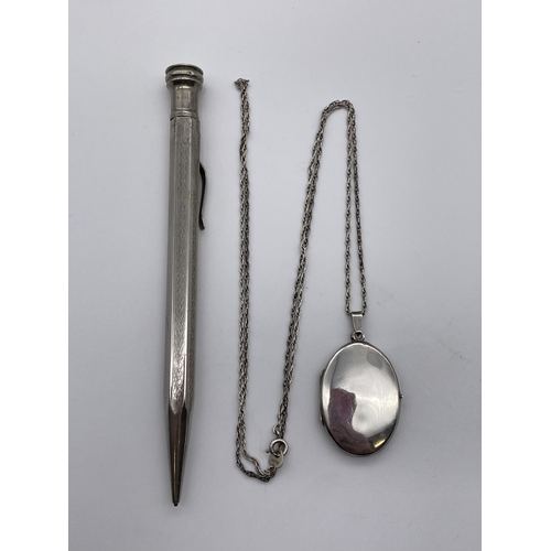 540 - SILVER OVAL LOCKET ON A SILVER TRACE CHAIN AND A PLATED PROPELLING PENCIL