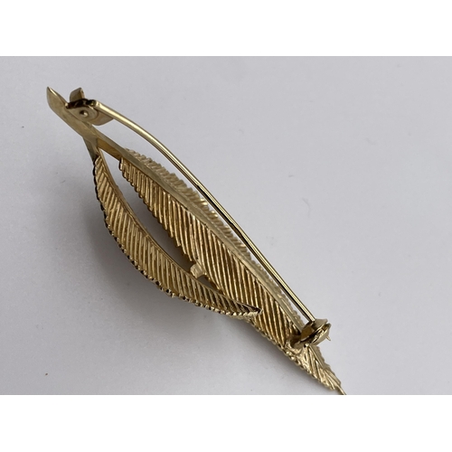 544 - 9CT GOLD DOUBLE LEAF BAR BROOCH 5.1G APPROX