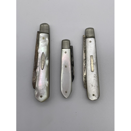 576 - THREE SILEVR BLADED MOTHER OF PEARL BACKED PEN KNIVES