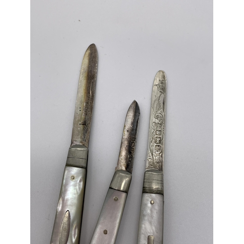 576 - THREE SILEVR BLADED MOTHER OF PEARL BACKED PEN KNIVES