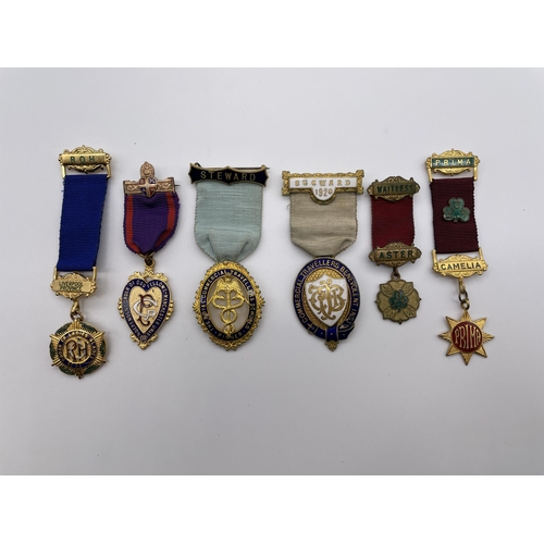 581 - BAG OF MASONIC GILT METAL AND ENAMEL MEDALLIONS AND REGALIA