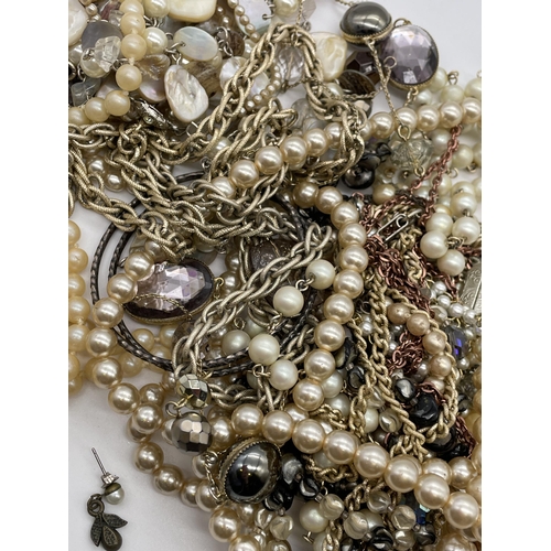 589 - BAG OF MISCELLANEOUS SIMULATED PEARL AND BEAD CHOKER NECKLACES AND OTHER NECKLACES