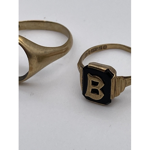 549 - 9CT GOLD MIS-SHAPEN SIGNET RING, 9CT GOLD SIGNET RING (STONE MISSING) AND 9 CT GOLD ONYX AND INITIAL... 