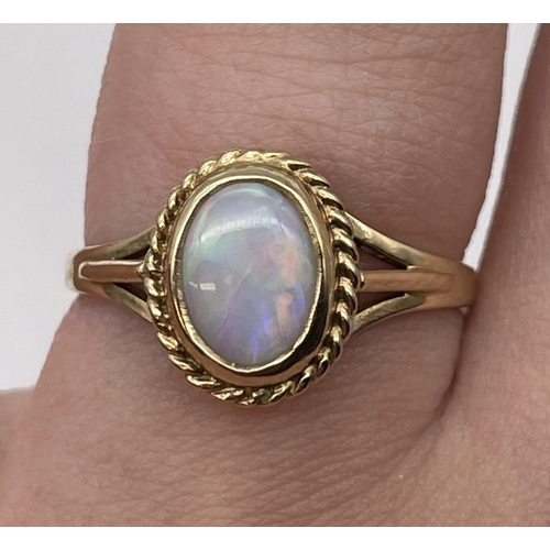 550 - 9CT GOLD AND OPAL CABOCHON RING SIZE M 1.7G APPROX