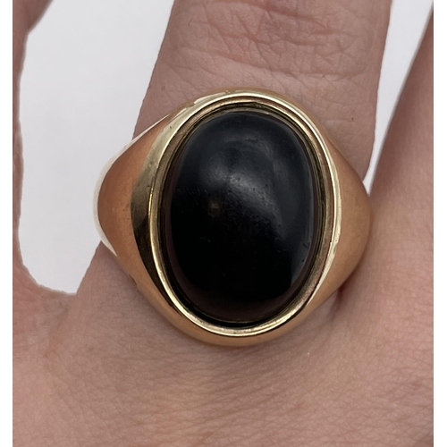 554 - 9CT GOLD AND OVAL ONYX CABOCHON RING 9.9G APPROX SIZE Q