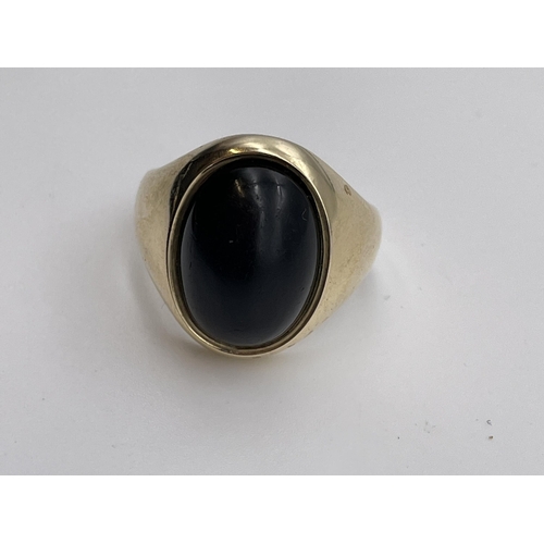 554 - 9CT GOLD AND OVAL ONYX CABOCHON RING 9.9G APPROX SIZE Q