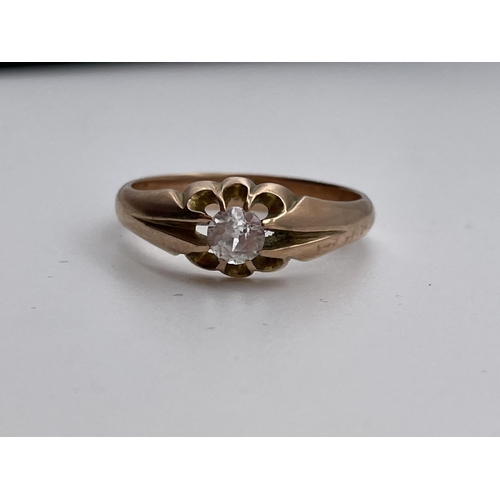 555 - 9CT ROSE GOLD AND DIAMOND SOLITAIRE RING SIZE S/T 4.1G APPROX