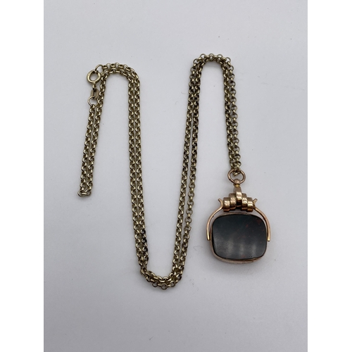 562 - 9CT ROSE GOLD BLOOD STONE AND CORNELIAN SWIVEL PENDANT ON A 9CT GOLD BELCHER CHAIN 16.4G OVERALL