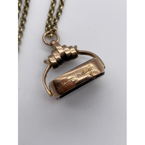 562 - 9CT ROSE GOLD BLOOD STONE AND CORNELIAN SWIVEL PENDANT ON A 9CT GOLD BELCHER CHAIN 16.4G OVERALL