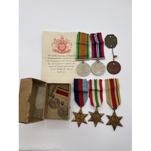 571D - BOX OF WWII WAR MEDALS INC. DEFENCE AND SERVICE MEDALS, AFRICA STAR, ITALY STAR AND 1939-1945 STAR W... 