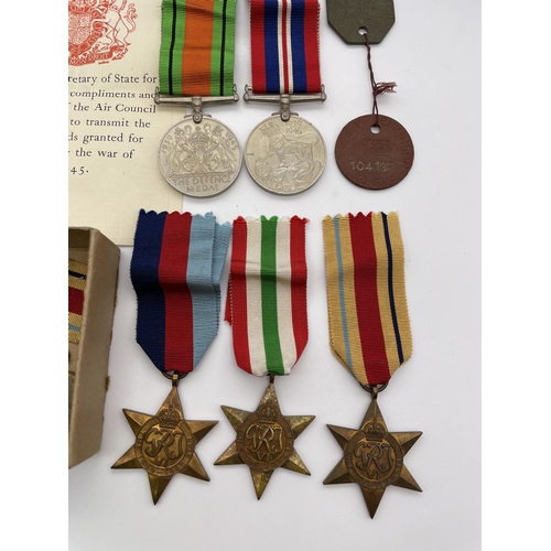 571D - BOX OF WWII WAR MEDALS INC. DEFENCE AND SERVICE MEDALS, AFRICA STAR, ITALY STAR AND 1939-1945 STAR W... 