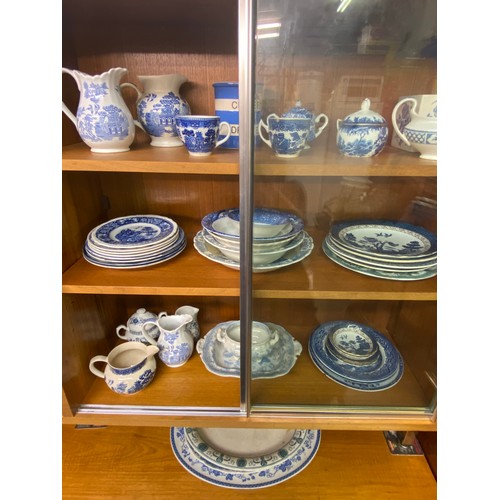 492 - SELECTION OF BLUE AND WHITE TABLEWARE INC. WILLOW PATTERN