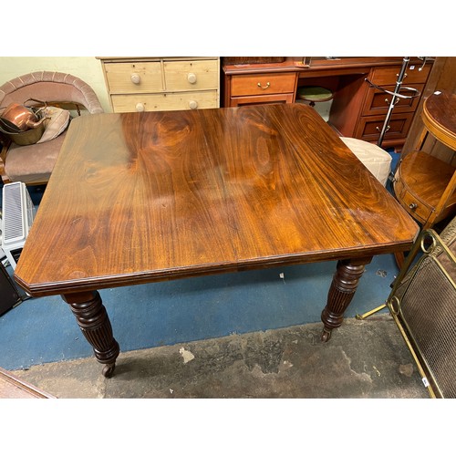 103 - LATE VICTORIAN MAHOGANY WIND-OUT EXTENDING DINING TABLE WITH CANTED EDGES ON FLUTED RING TURNED LEGS