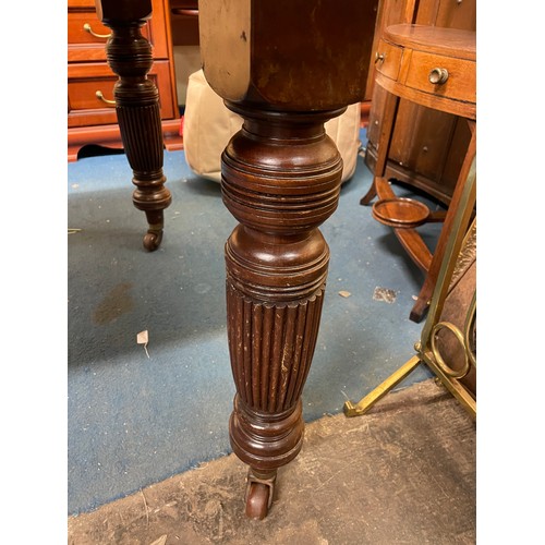 103 - LATE VICTORIAN MAHOGANY WIND-OUT EXTENDING DINING TABLE WITH CANTED EDGES ON FLUTED RING TURNED LEGS