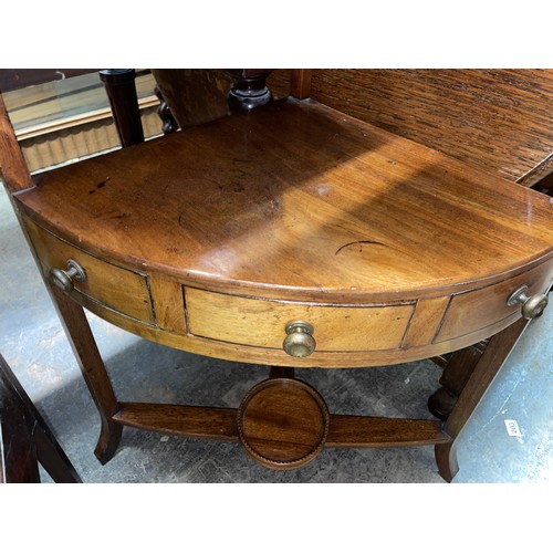 135 - GEORGE III MAHOGANY CONVEX WASH BASIN STAND