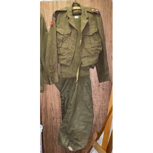 328 - ROYAL ARTILLERY SIZE 8 WORSTED TUNIC AND TROUSERS WITH SEW-ON BADGES AND A GREEN KIT BAG