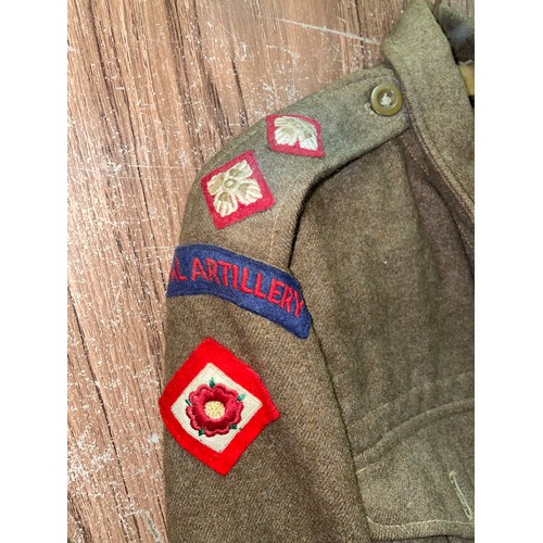 328 - ROYAL ARTILLERY SIZE 8 WORSTED TUNIC AND TROUSERS WITH SEW-ON BADGES AND A GREEN KIT BAG