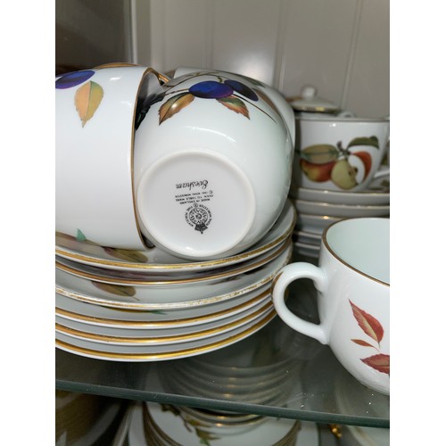 532 - 82 PIECE WORCESTER EVESHAM PATTERN TABLE SERVICE WCOMPLETE WITH GRADUATED FLANS, CASSEROLE DISHES AN... 