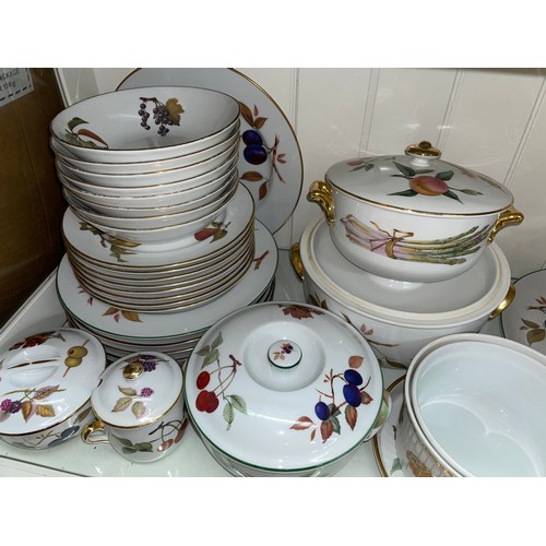 532 - 82 PIECE WORCESTER EVESHAM PATTERN TABLE SERVICE WCOMPLETE WITH GRADUATED FLANS, CASSEROLE DISHES AN... 