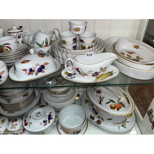 532 - 82 PIECE WORCESTER EVESHAM PATTERN TABLE SERVICE WCOMPLETE WITH GRADUATED FLANS, CASSEROLE DISHES AN... 