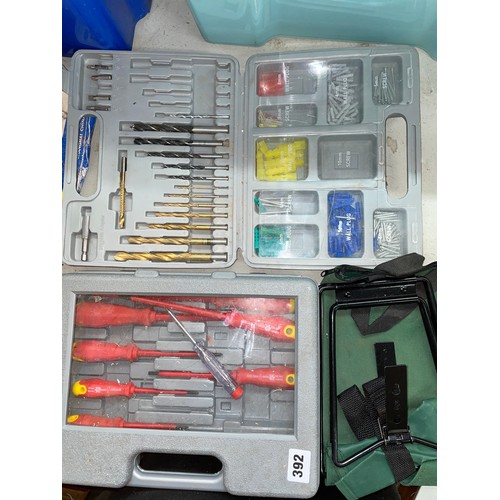 392 - CASED DRILL AND RAWL PLUG SET, SCREWDRIVERS AND A7 PIECE AUTOBODY FENDER SET