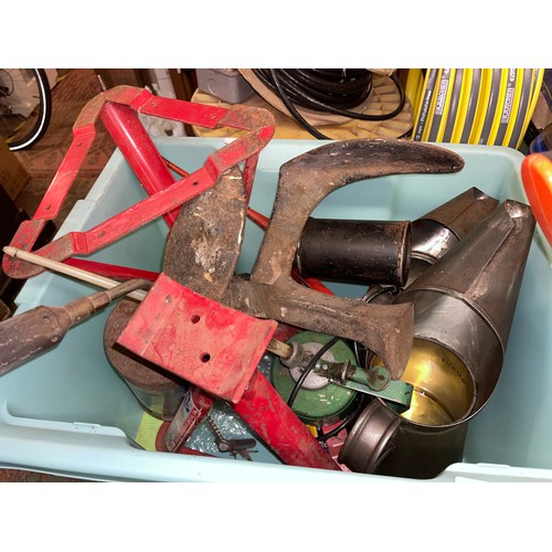 394 - CARTON CONTAINING VINTAGE OIL DISPENSERS, A PAIR OF AXLE STANDS AND A COBBLERS LAST